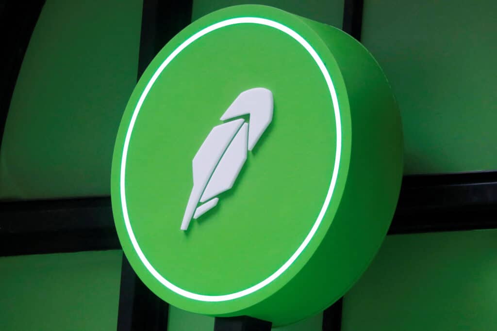 FILE PHOTO: The logo of Robinhood Markets, Inc. is seen at a pop-up event on Wall Street after the company's IPO in New York City, U.S., July 29, 2021.  REUTERS/Andrew Kelly/File Photo