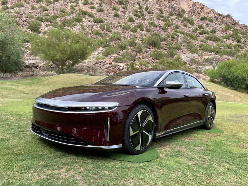 FILE PHOTO: A Lucid Air electric vehicle is displayed in Scottsdale, Arizona, U.S., September 27, 2021. Picture taken September 27, 2021.  REUTERS/Hyunjoo Jin/File Photo