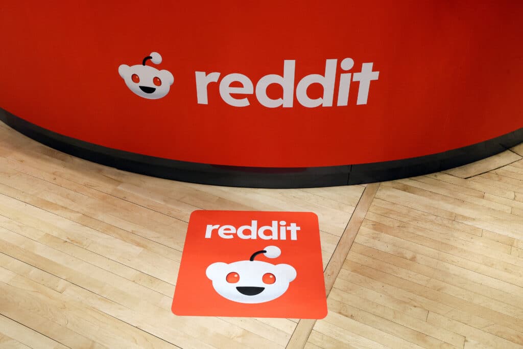 FILE PHOTO: Reddit's logo is displayed, at the New York Stock Exchange (NYSE) in New York City, U.S., March 21, 2024. REUTERS/Brendan McDermid/File Photo