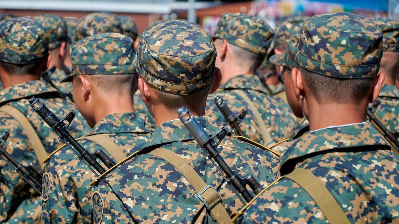 Әскери комиссариатта әскерге шақырылғандардың көзінше хирургке жыныс мүшесін көрсету керек.