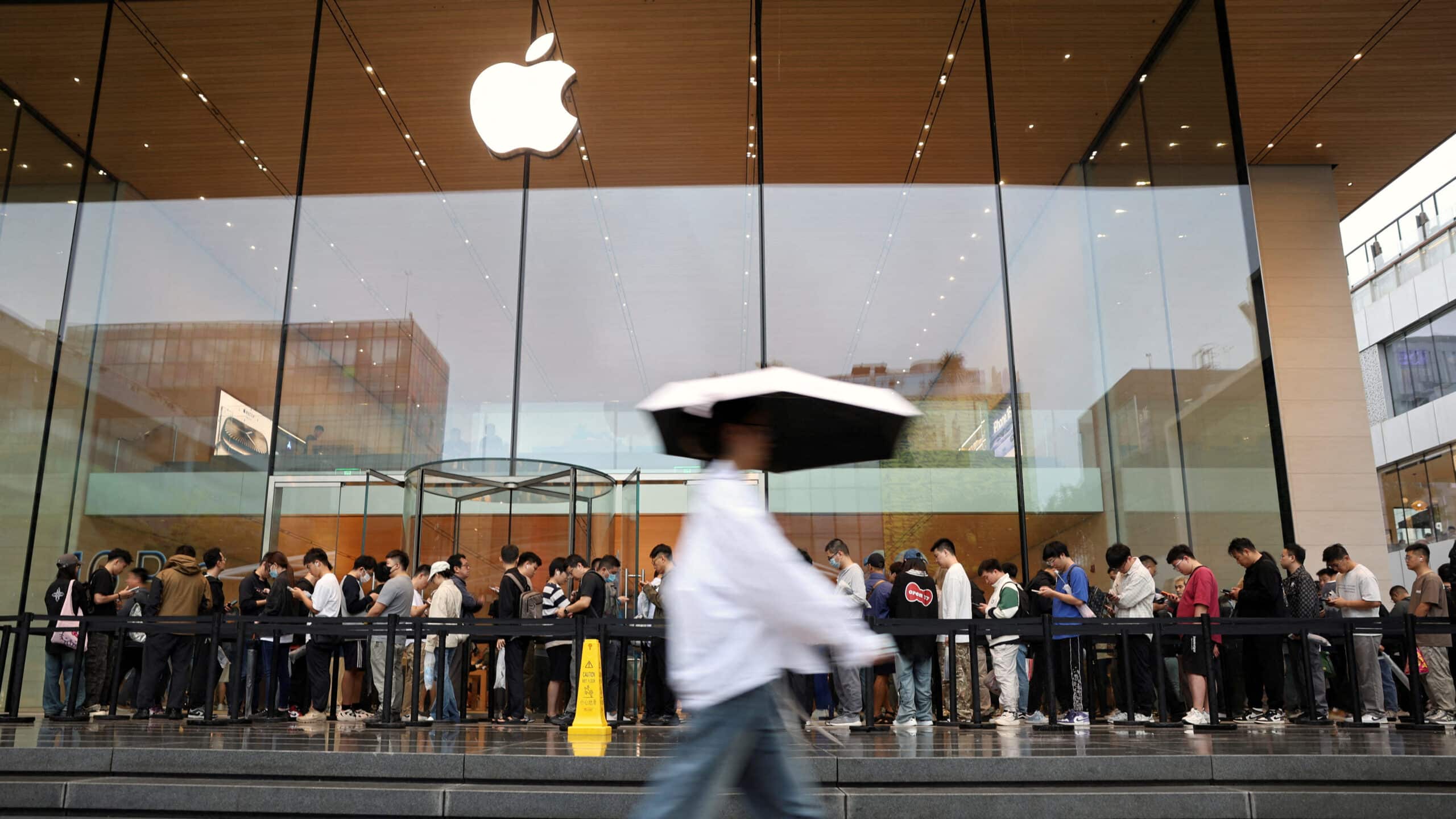 Apple арзан айфон шығару дәстүрін жалғастырады / фото: REUTERS/Florence Lo