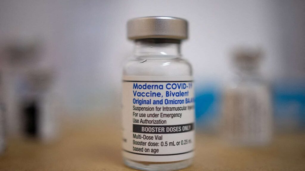 FILE PHOTO: A vial of the Moderna coronavirus disease (COVID-19) booster vaccine targeting BA.4 and BA.5 Omicron sub variants is pictured at Skippack Pharmacy in Schwenksville, Pennsylvania, U.S., September 8, 2022.  REUTERS/Hannah Beier/File Photo