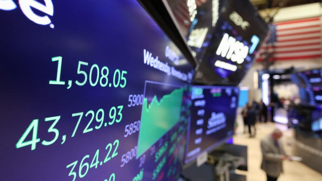 A screen displays the Dow Jones Industrial Average (DJI) at market close, after Republican presidential nominee Donald Trump became U.S. president-elect, at the New York Stock Exchange, in New York City, U.S., November 6, 2024. REUTERS/Andrew Kelly