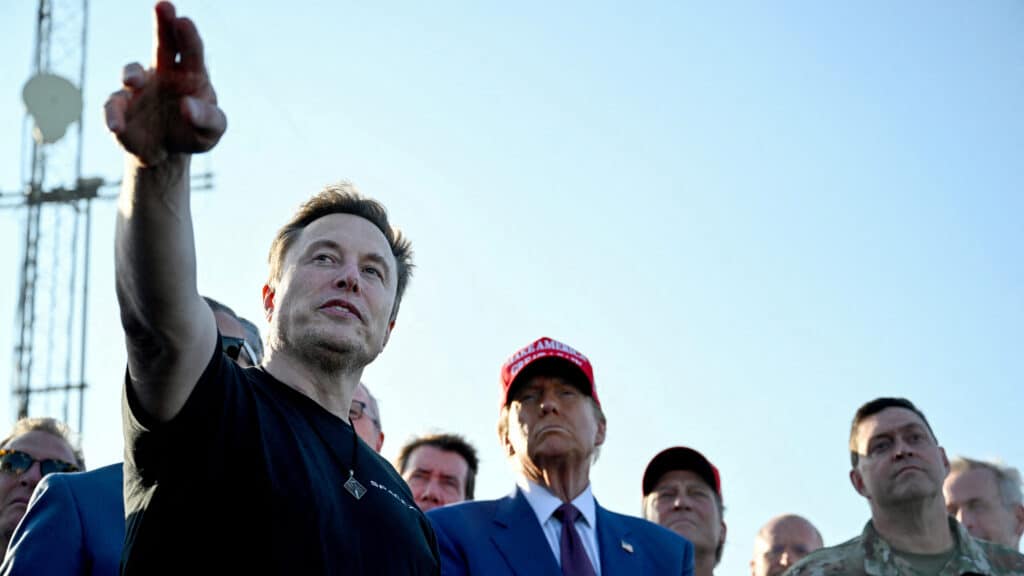 Elon Musk speaks with U.S. President-elect Donald Trump and guests at a viewing of the launch of the sixth test flight of the SpaceX Starship, in Brownsville, Texas, U.S., November 19, 2024 . Brandon Bell/Pool via REUTERS     TPX IMAGES OF THE DAY