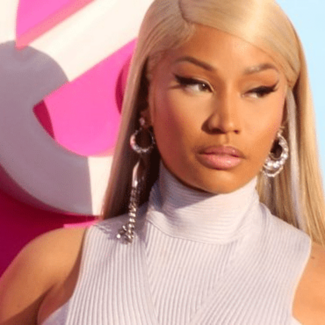 Кагни Линн Картер ашық ауада және үйде топтық секспен айналысады