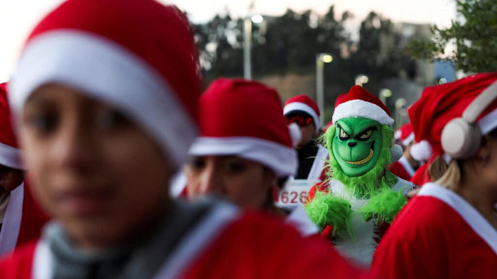 A person dressed as the Grinch takes part in Mexico City's Santa Claus Race, Mexico December 15, 2024 REUTERS/Raquel Cunha     TPX IMAGES OF THE DAY