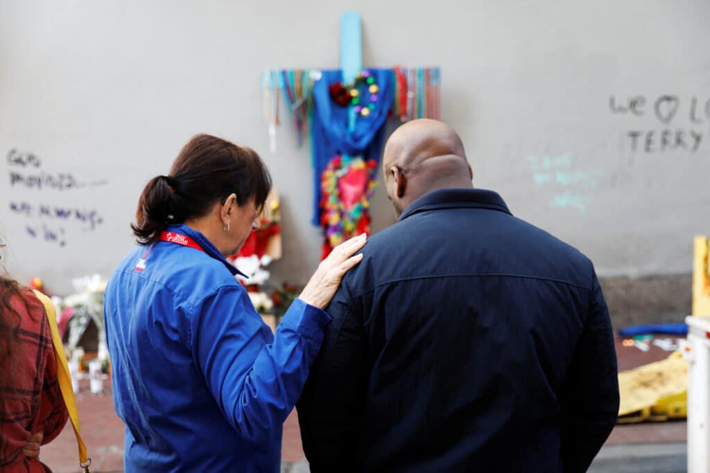 Allyson Tomkins, a chaplain with the Billy Graham Rapid Response Team, prays with Renee Gardner of Corpus Christi, Texas two days after a U.S. Army veteran drove his truck into the crowded French Quarter on New Year's Day in New Orleans, Louisiana, U.S. January 3, 2025.  REUTERS/Octavio Jones