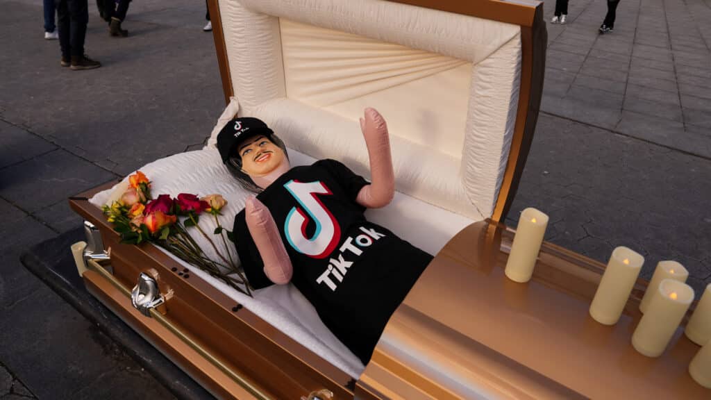 A coffin containing a blow up doll, dressed in TikTok merch is used by comic Zach Sage, who posts content on TikTok, as he films in Washington Square Park in New York City, U.S., January 17, 2025. REUTERS/Adam Gray