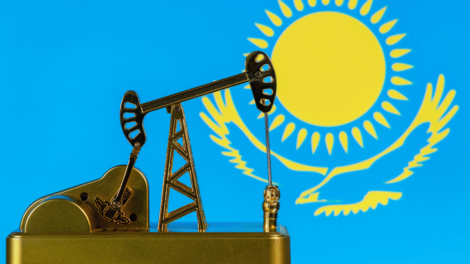 Қазақ мұнайын Ресей аумағы арқылы экспорттау тоқтады / коллаж: Kursiv.Media