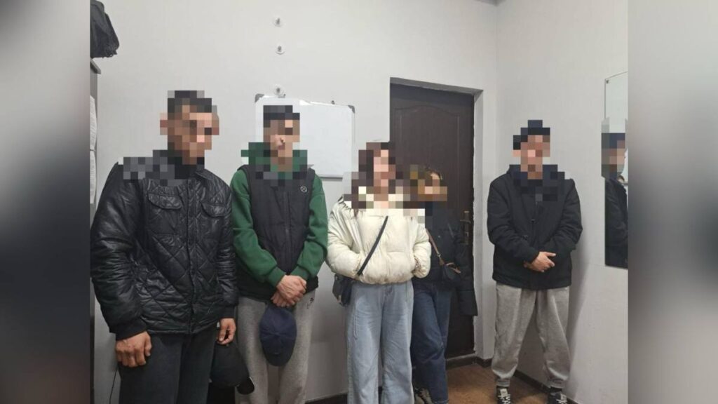 "Қыздар тұзаққа түсіреді, жігіттер тонайды". Алматыда 26 адам ұсталды