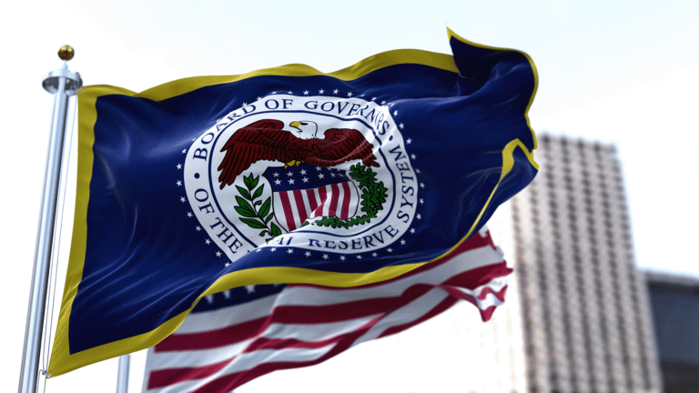 АҚШ қаржы реттеушісі базалық мөлшерлемені қатарынан үшінші рет төмендетті