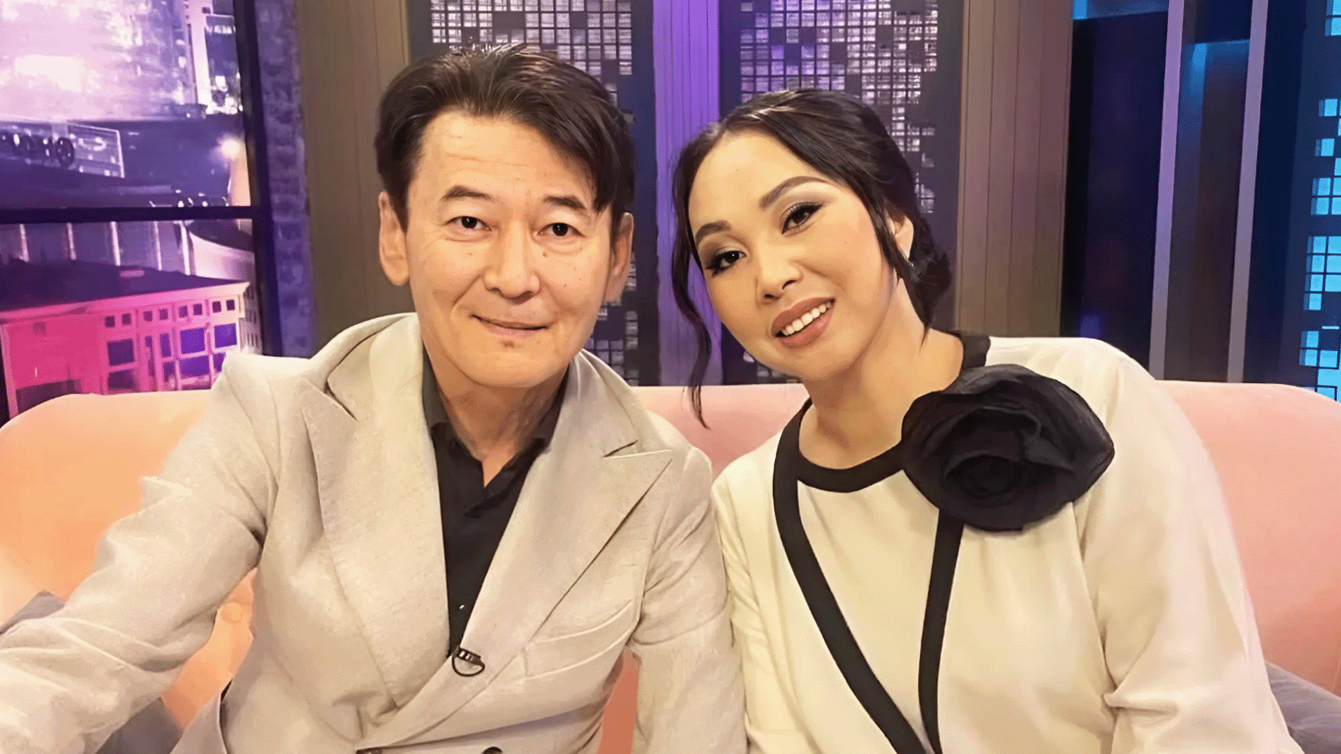 Ұлыммен жыныстық қатынас Қыз төмен қарап отырды