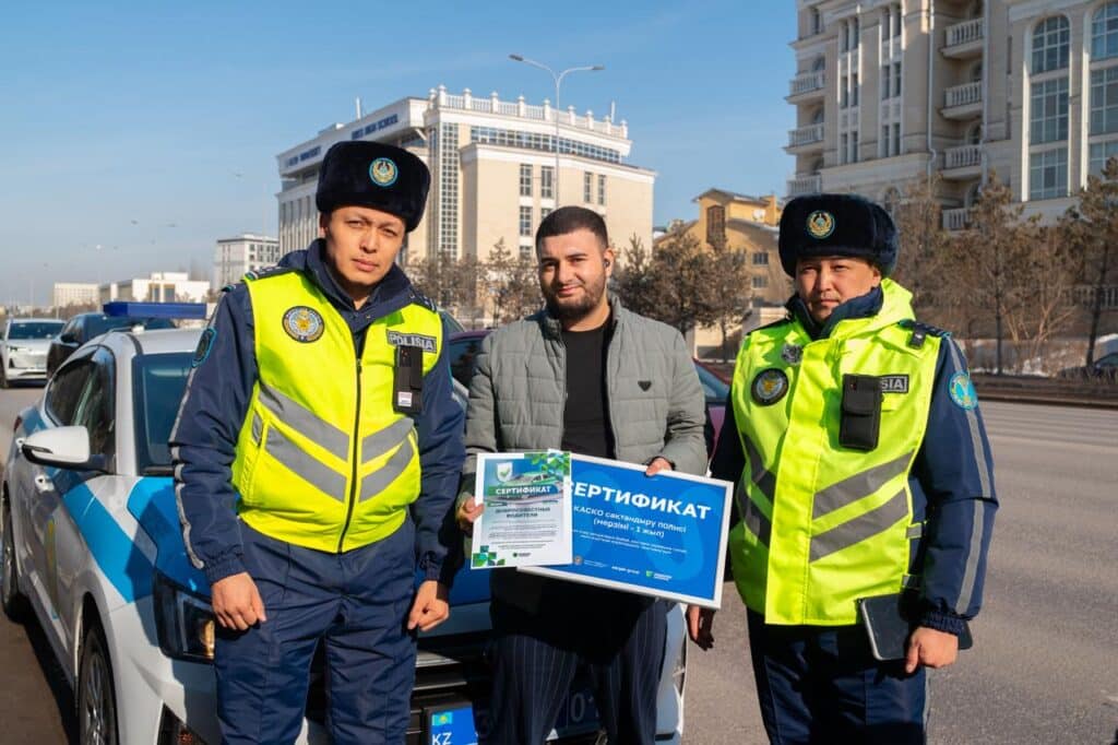 Астанада тәртіпті жүргізушілерге сыйлық табыс етілді