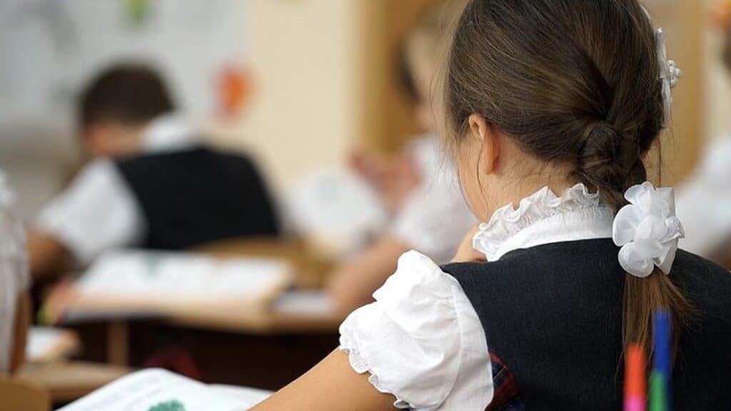 Мектеп ауыстыру: Балаға әсері, травмасыз, ауыртпалықсыз ауыстыру амалы