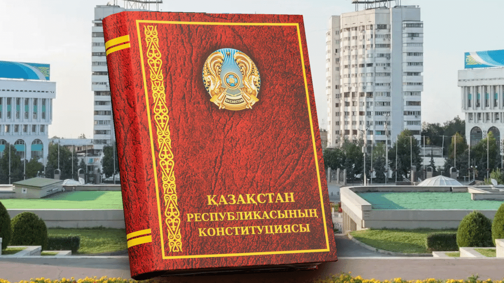 Қазақстан Конституциясы да бастапқы қалпын сақтап қалмады, бірнеше мәрте өзгерту енгізілді//коллаж: kursiv.media, бильд-редактор Ахтам Зиперов.