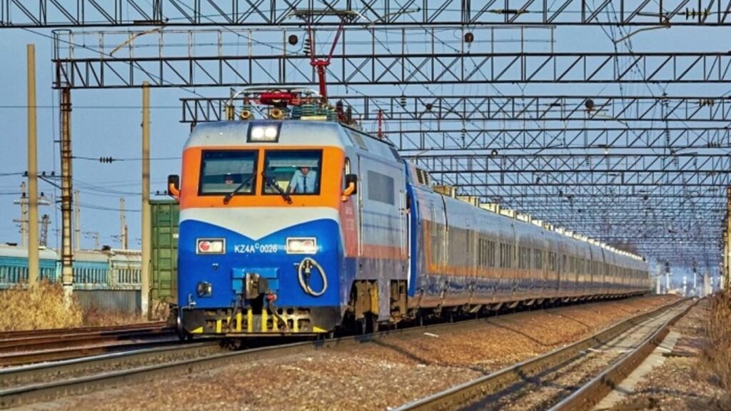 Екі бағыт бойынша жаңа электр пойызы іске қосылады
