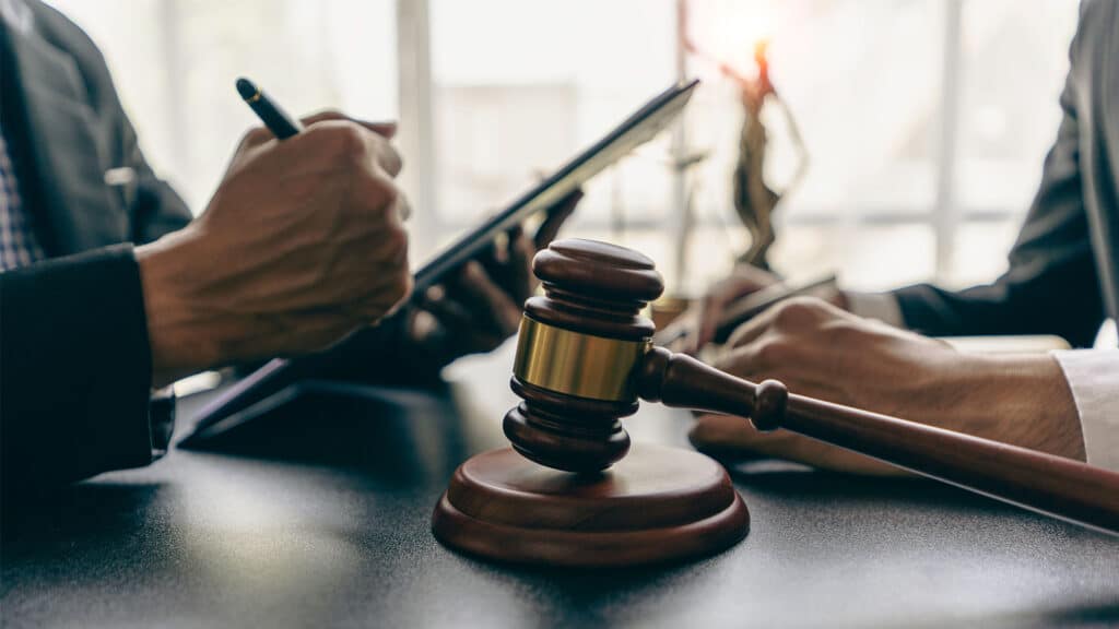 Подсудимый по делу Шерзата Болата сбежал с домашнего ареста / shutterstock, бильд-редактор: Милош Муратовский