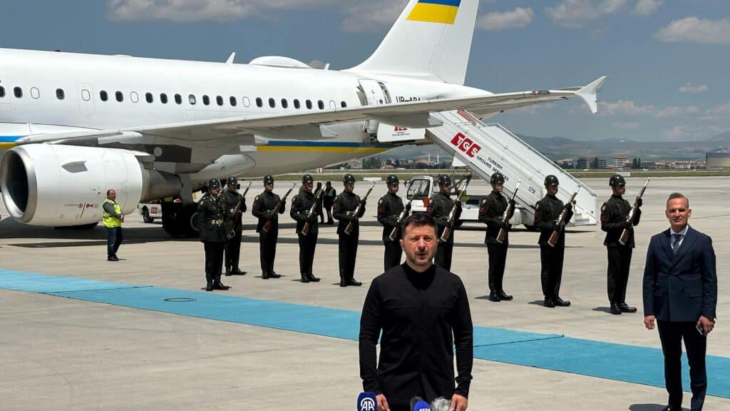 Владимир Зеленский ұшақтан түскен сәтте журналистерге сұқбат берді / фото: REUTERS/Huseyin Hayatsever
