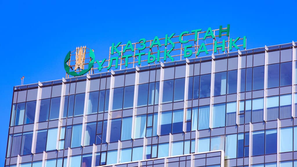 Сулейменов посоветовал казахстанцам научиться жить без нефтяных денег
Казахстанцы должны научиться жить, абстрагировавшись от возможности использования нефтяных денег, заявил председатель Национального банка Тимур Сулейменов. Тогда при завершении нефтяной эры они смогут процветать, полагает он.
«Да, конечно, у нас есть Национальный нефтяной фонд, государственные резервы. Мы отличаемся от наших соседей (по Центральной Азии – Курсив), но основная проблема, я бы сказал один из вызовов Казахстана, это уйти от зависимости от ресурсов. Представить себе, что у нас нет Национального фонда. Представить себе, что у нас нет этих самых нефтяных денег. То есть мы должны жить в готовности к вызовам и всегда есть такое желание и намерение», - сказал он в ходе Астанинского международного форума (АМФ), отвечая на вопрос ведущего, чем регулятор мог бы поделиться с другими странами.
По его словам, Казахстан находится в схожем положении, что и страны-соседи по Центральной Азии, но, с другой стороны, в уникальном.
«Прежде всего, это природные ресурсы, это наличие нефти и металлов. И это предоставляет огромные возможности для нашей страны. Другие страны, непосредственно находящие по соседству от нас, не обладают богатствами, поэтому фискальная политика, денежная политика, инфраструктура, человеческий капитал и прочее находится в прямой зависимости от наличия или отсутствия ресурсов», - сказал Сулейменов.
Он напомнил, что наличие или отсутствие нефтегазовых ресурсов влияет на рынок труда страны. Кроме того, на экономике страны сказываются и внешние условия. По его мнению, направление нефтяных денег в Казахстане может пагубно влиять на страну.
«Да, огромное количество денег было инвестировано в активы в других юрисдикциях. А почему бы не заняться своей страной? Почему бы не развивать свое родное государство? Да, вы можете развивать свои огромные национальные проекты, но если у вас не будет регулярных инвестиционных инъекций, тогда вы, что называется, подсядете на эту инъекционную иглу. Когда я говорю об инъекциях, я говорю о государственных ассигнованиях», - сказал Сулейменов.
Глава Нацбанка отметил, что стране пришлось бы регулярно вливать огромные средства в продолжение инвестиционной активности.
«Как только спортсмен, который колет себе стероиды, вдруг лишается стероидов, то он заболевает, поэтому для экономической политики Казахстана и тех, кто принимает решения в области экономики, это не зависеть от нефтяных доходов», - сказал он.
По его словам, Казахстан не истратил средства Нацфонда. Вместе с тем, уверен глава Нацбанка, казахстанцы должны жить так, как будто у них нет денег Нацфонда.
«Мы должны жить так, как будто у нас нет Национального нефтяного фонда», - сказал он.
Сулейменов отметил, что граждане Узбекистана и Кыргызстана живут, не имея Нацфонда и огромных нефтяных доходов. Поступая также, считает глава Нацбанка, даже когда нефтяная эра закончится, казахстанцы будут процветать.