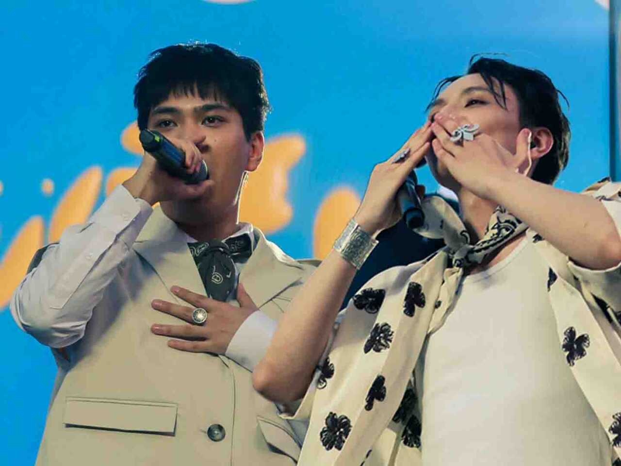 Желіде порно жұп шақырылды