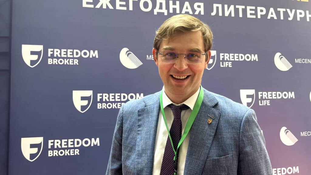Казахстанец выиграл пожизненные выплаты в $500 за свой роман/ Фото: Жуман Кииков