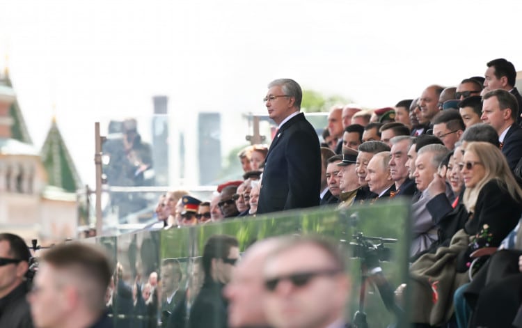 Белгісіз жауынгердің бейітіне гүл шоғын қою рәсіміне қатысты / фото: Ақорда