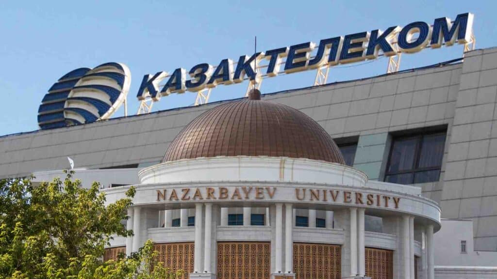 Nazarbayev University-ге тиесілі қор Қазақтелеком акцияларын ұстап отыр / коллаж: Kursiv.Media, бильд-редактор Ахтам Зиперов
