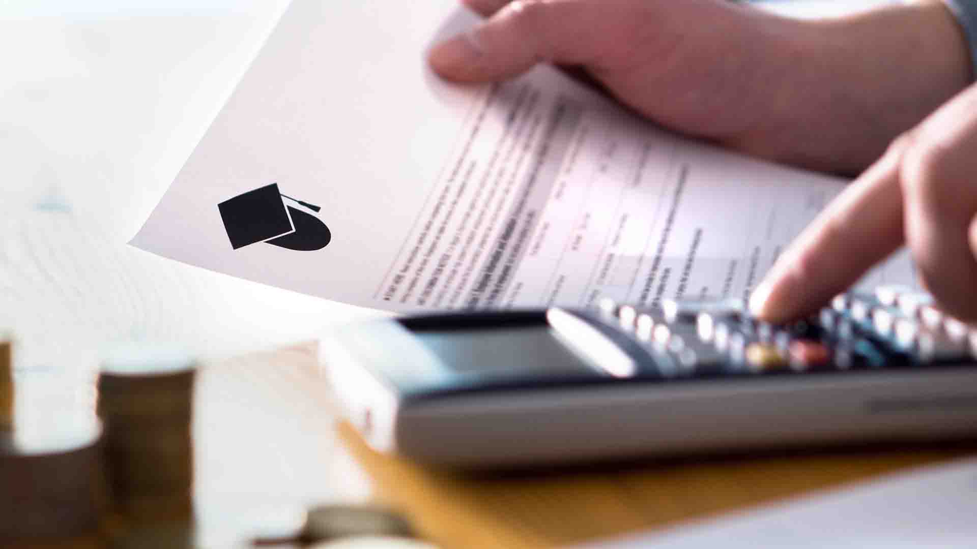 Сүйген қызына кеудесін көрсетеді