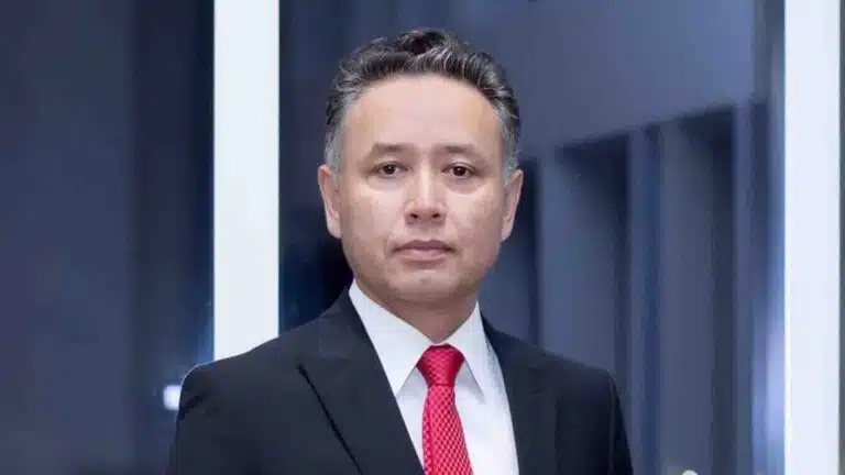 Алагөзовтің кезекті мәрттігі: қызметкерлерінің ата-анасына сыйлық жасады