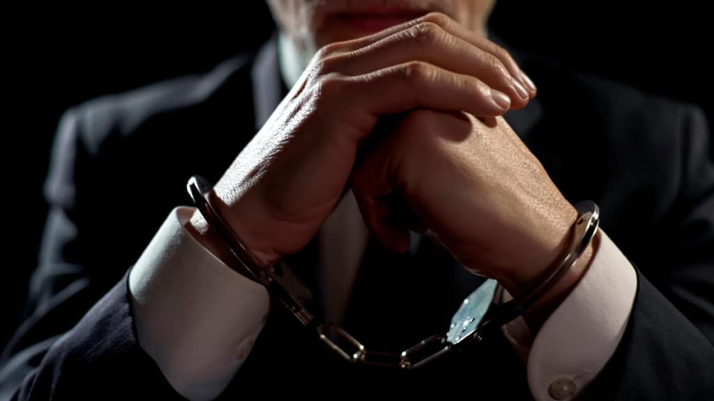 14 тысяч казахстанских чиновников нарушили закон
