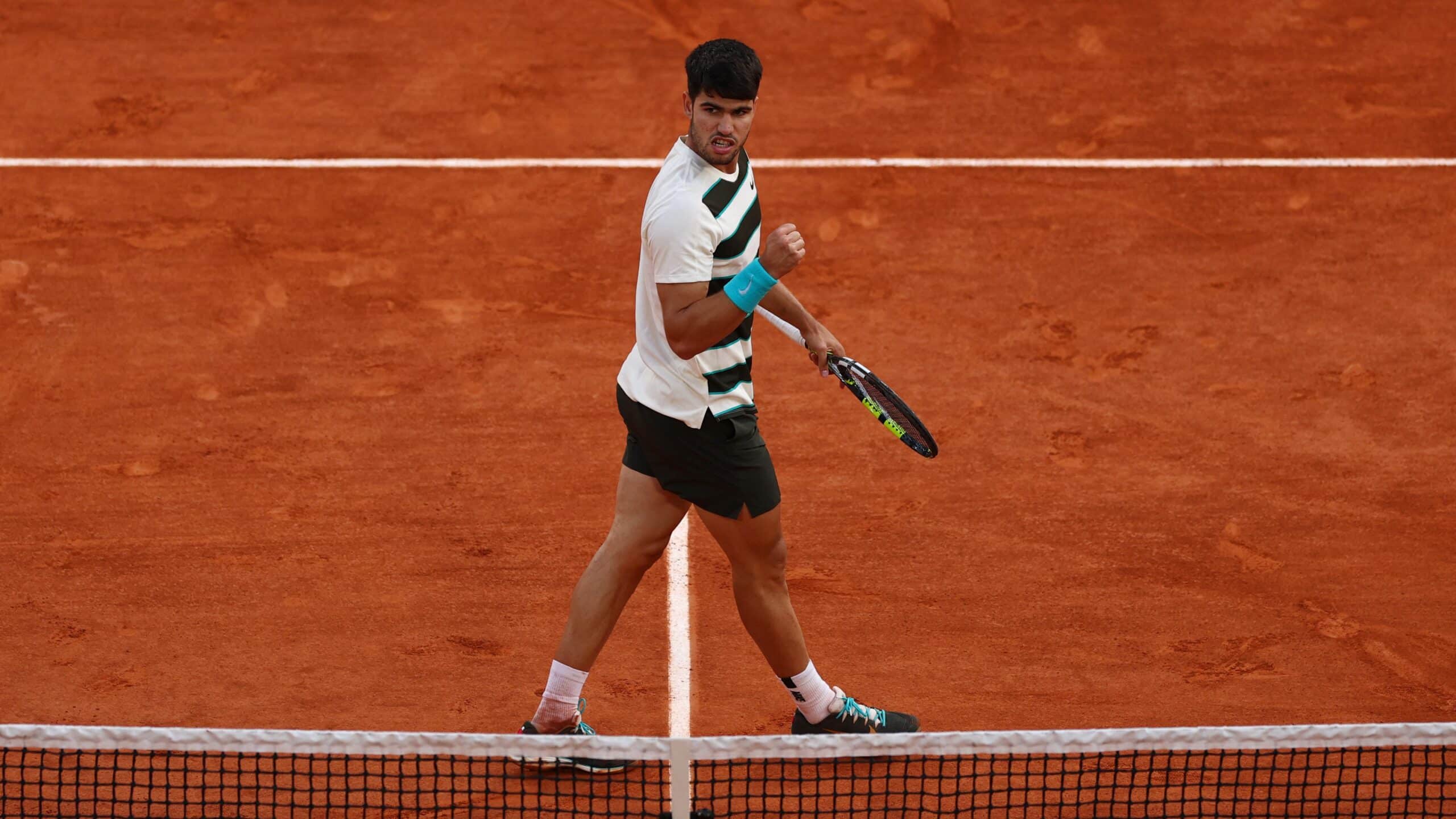 Карлос Алькарас екінші жыл қатарынан Roland Garros турнирінде жеңімпаз атанды / фото: REUTERS/Gonzalo Fuentes