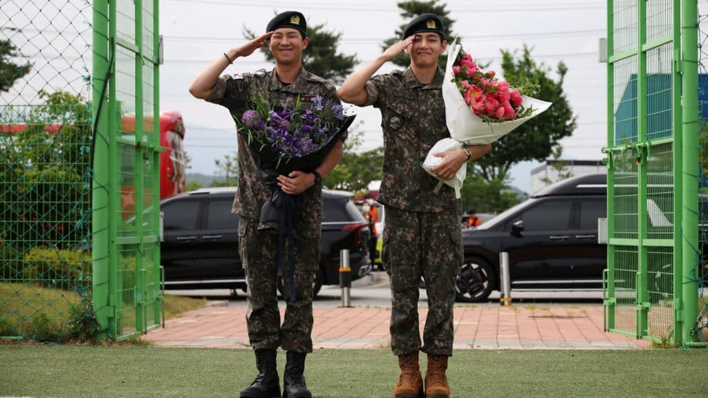 RM мен V армиядан шығып, BTS-ке оралуға уәде берді / фото: REUTERS/Kim Hong-Ji T