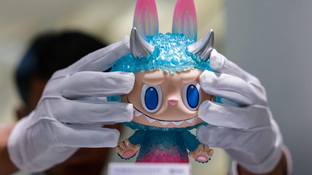 Лабубу қуыршағын шығаратын компания акциялары өсіп жатыр / фото: REUTERS/Tingshu Wang