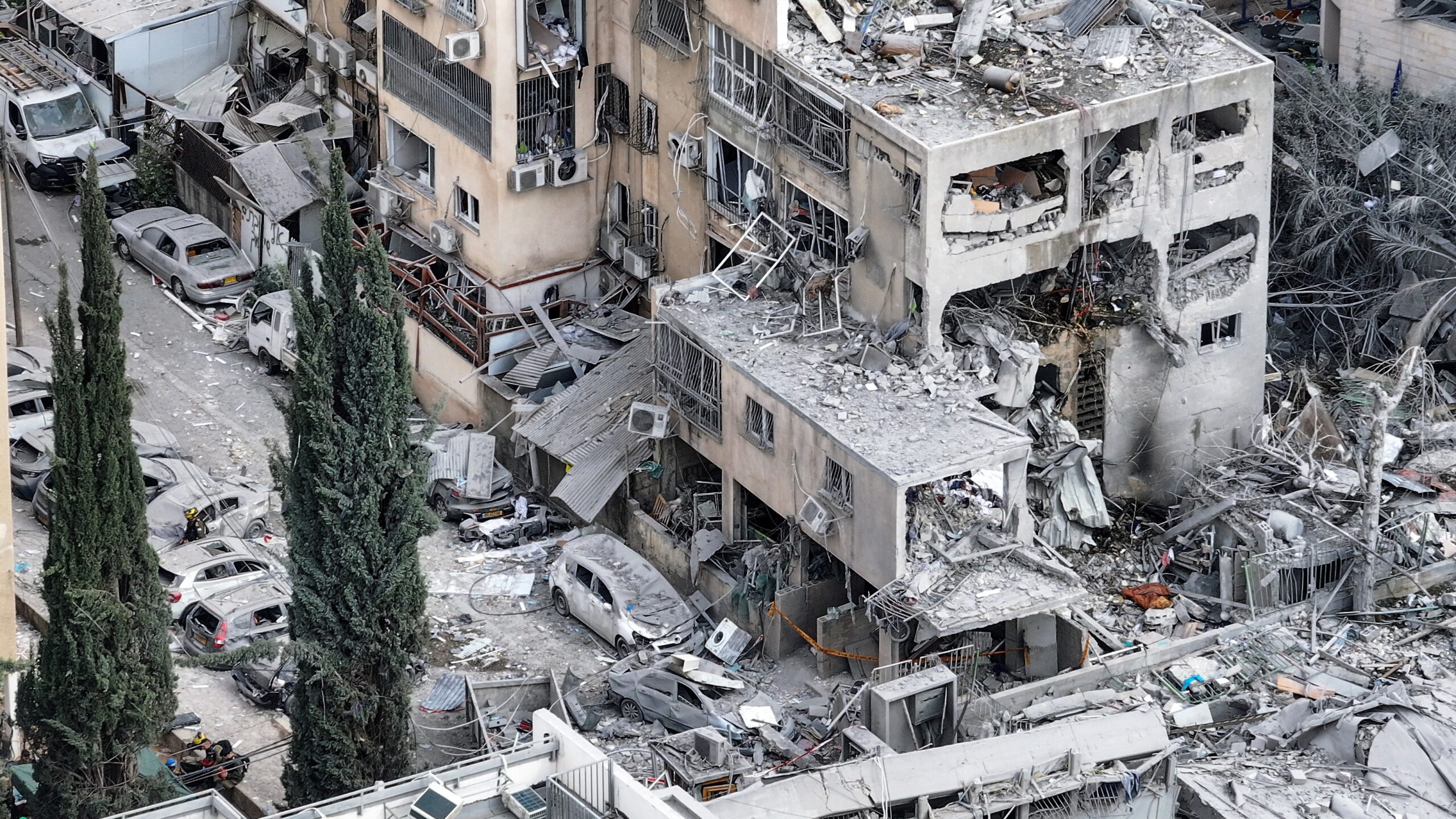 Израильдің Брейн-Брак қаласындағы қираған үйлер мен мектеп / фото: REUTERS/Chen Kalifa
