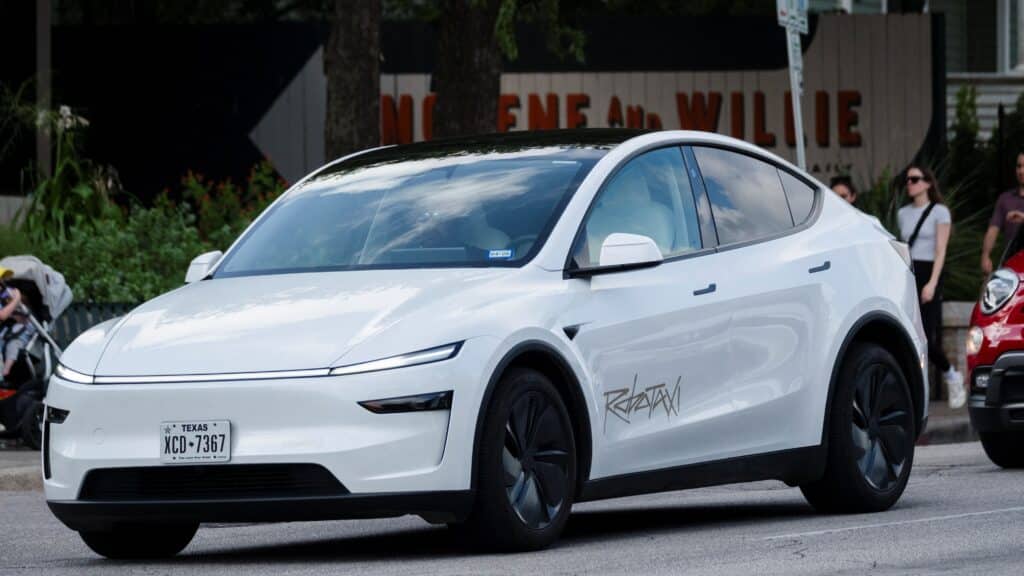 Илон Масктың Tesla робот-таксилері Техас штатында қызмет көрсетіп жүр / фото: REUTERS/Joel Angel Juarez