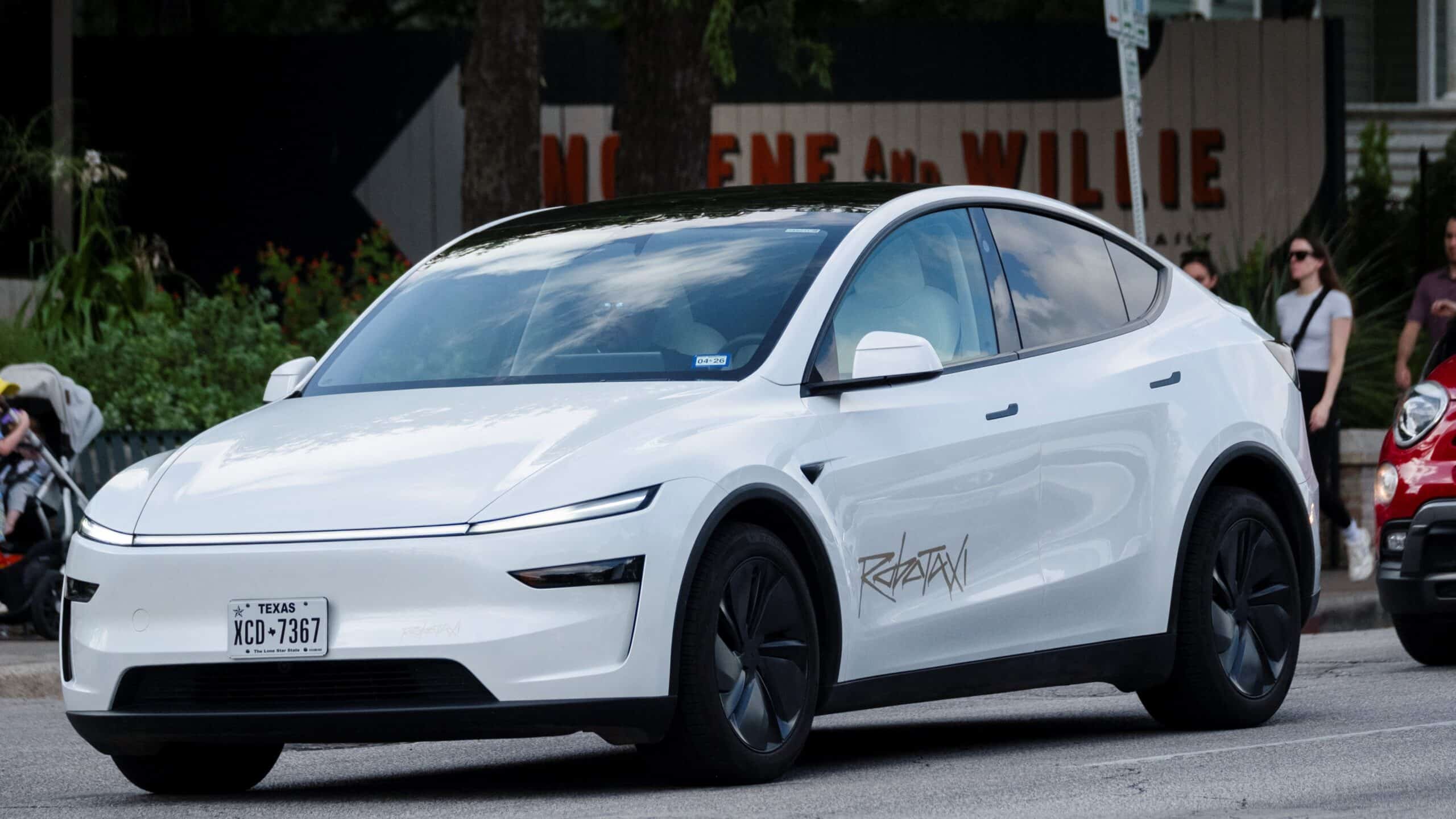Илон Масктың Tesla робот-таксилері Техас штатында қызмет көрсетіп жүр / фото: REUTERS/Joel Angel Juarez