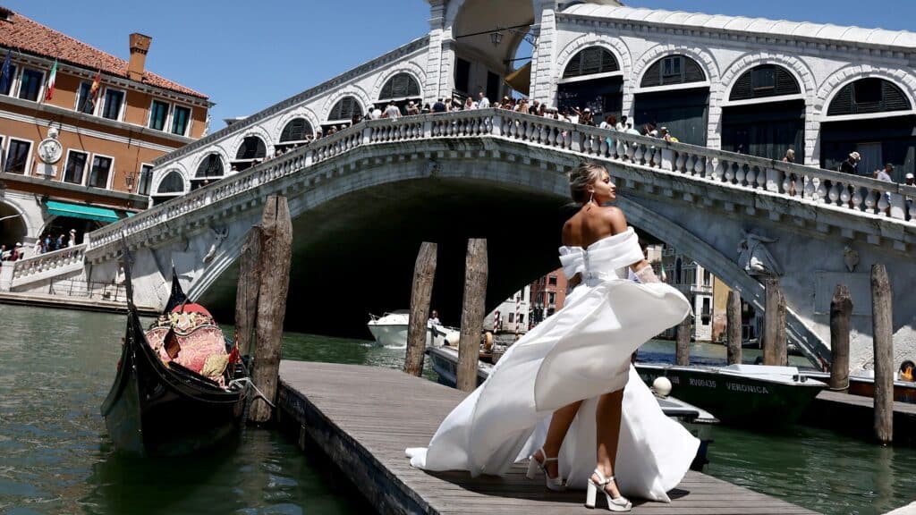 Миллиардер Джефф Безос пен журналист Лорен Санчес Венецияда некелеседі / фото: REUTERS/Yara Nardi