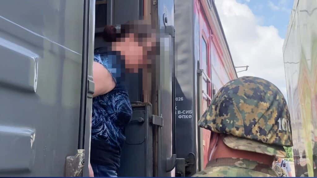 31 млн теңге жымқырды деен күдікпен істі болған банк менеджері Ресейден Петропавлға жеткізілді / Бас прокуратура видеосынан скриншот