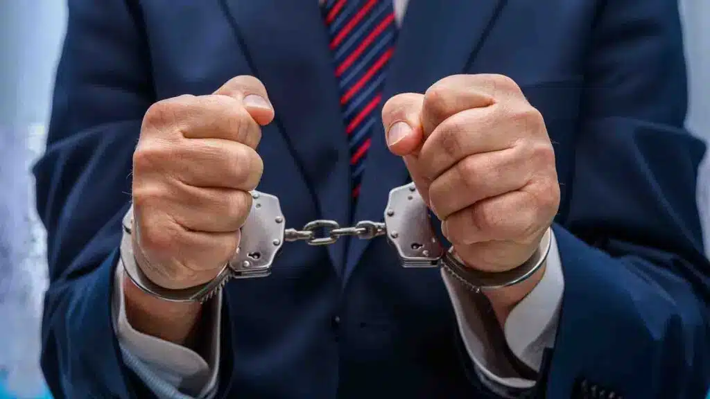 Алаяқтық жасаған шенеунік мемлекетке миллиард теңге залал келтірген / фото: shutterstock
