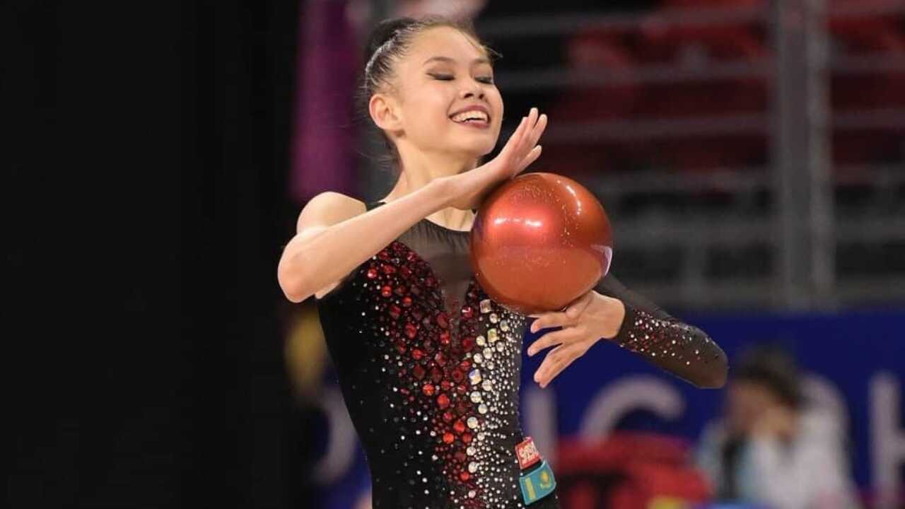 Тамбов дәретханасындағы жасырын камера Порно жігіттің бетіне отырады