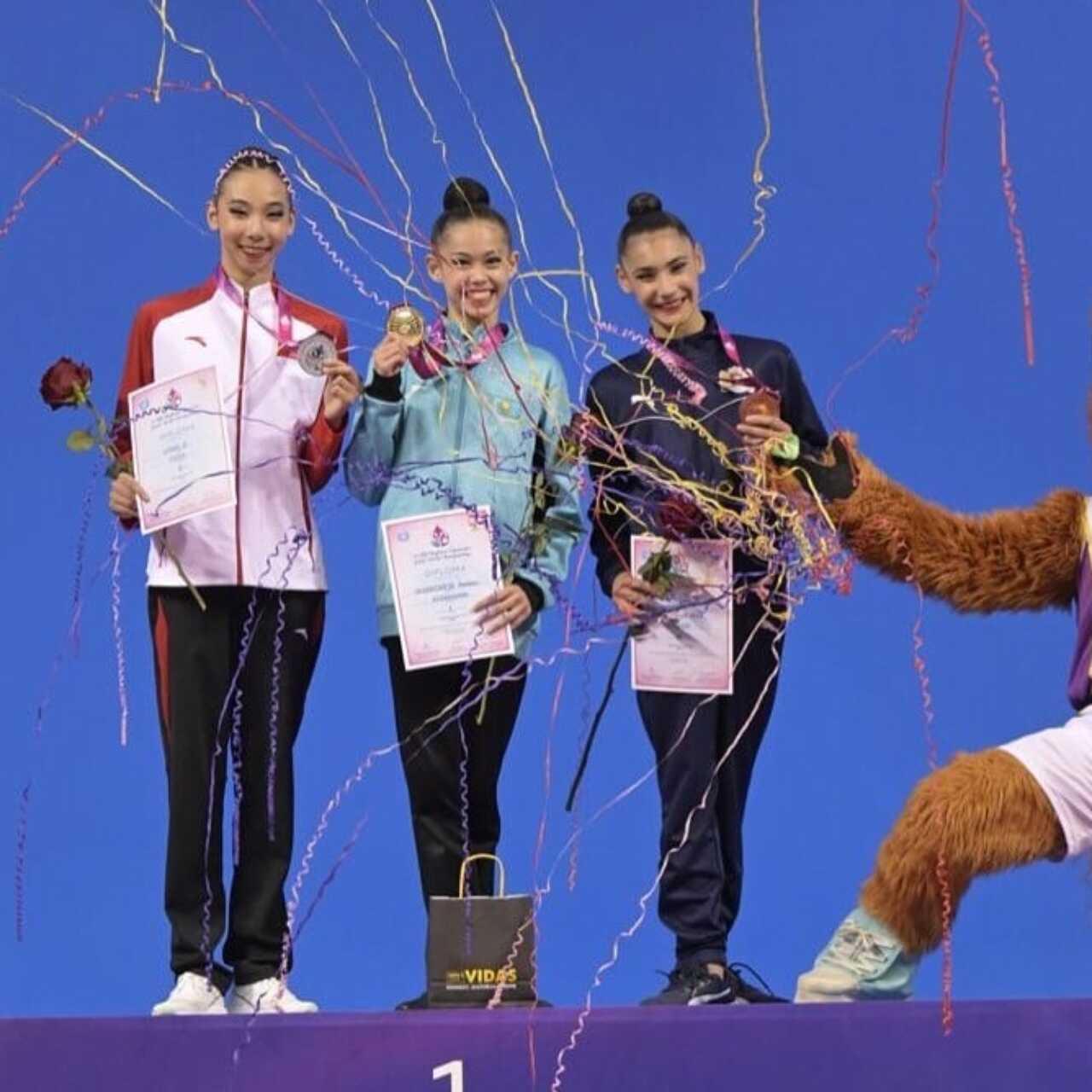 Көркем гимнастикадан жалаңаш қыздар Көркем гимнастикадан жалаңаш қыздар