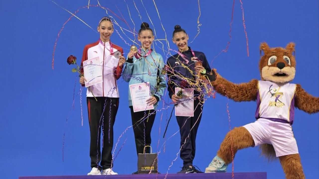 Порно унитазда жопты жалау Баланы порнографиялық сұлуға айналдырған