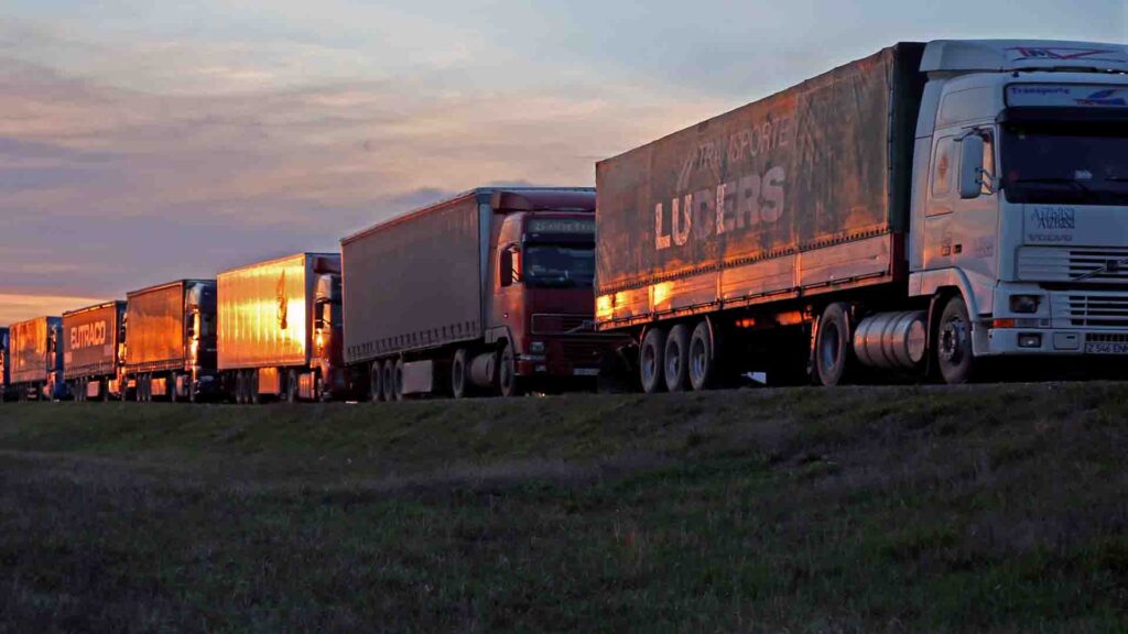 Қазақ-орыс шекара бекеттерінде жүк көліктері кезек күтіп тұр / фото: shutterstock