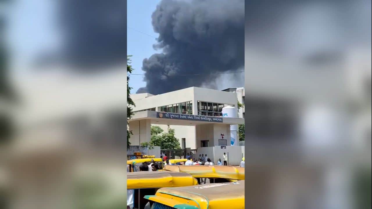Үндістанның Ахмедабад қаласында жолаушы ұшағы апатқа ұшырады / фото: ChaudharyParvez