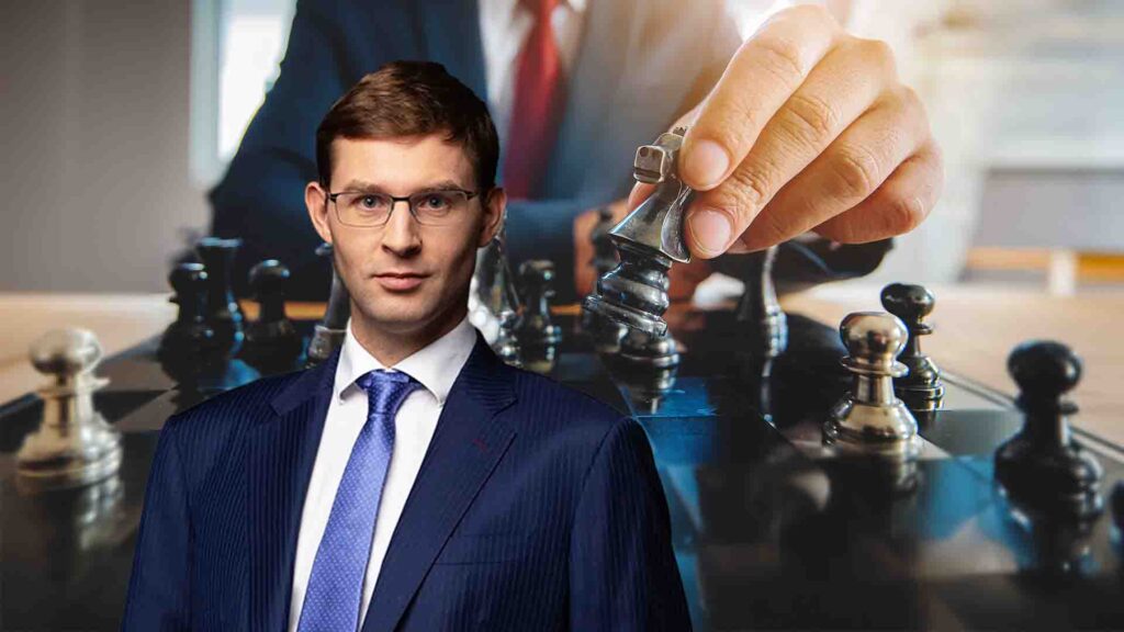 Тимур Турлов екі жылдан бері Қазақстан шахмат федерациясын басқарады / коллаж: Kursiv.Media, бильд-редактор Ахтам Зиперов