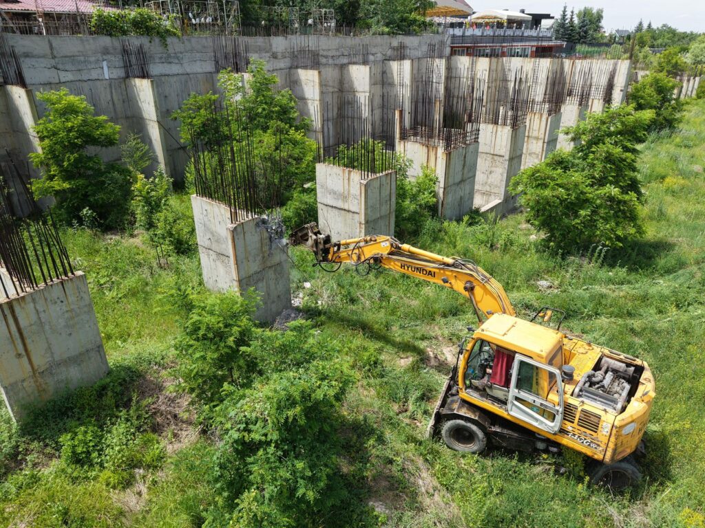 Алматыда тозған құрылыс нысаны сүріліп жатыр