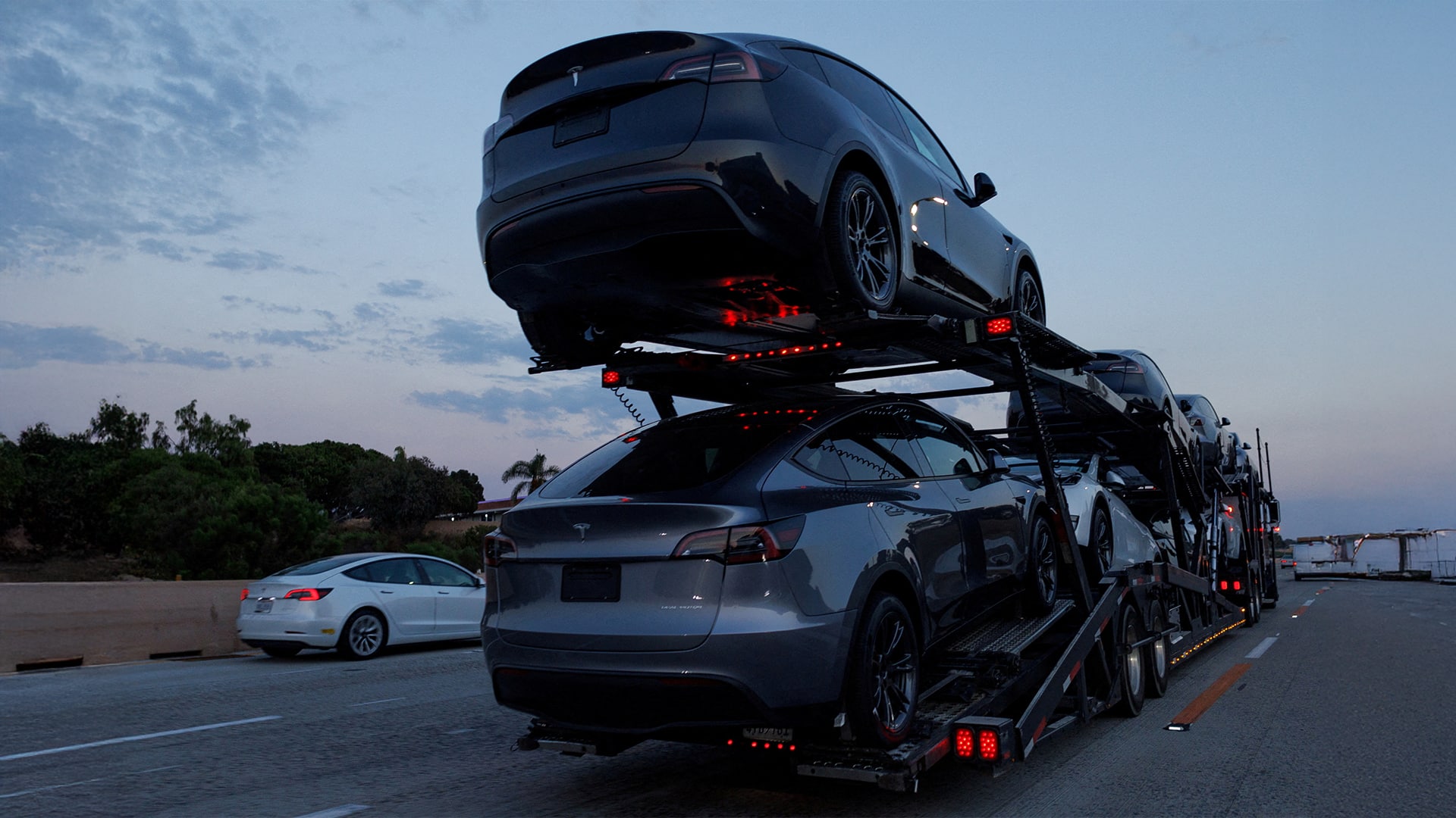 Грузовик с машинами Tesla