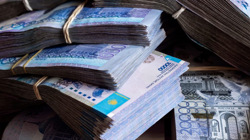Пачки купюр. Тенге номиналом по 10 тысяч 