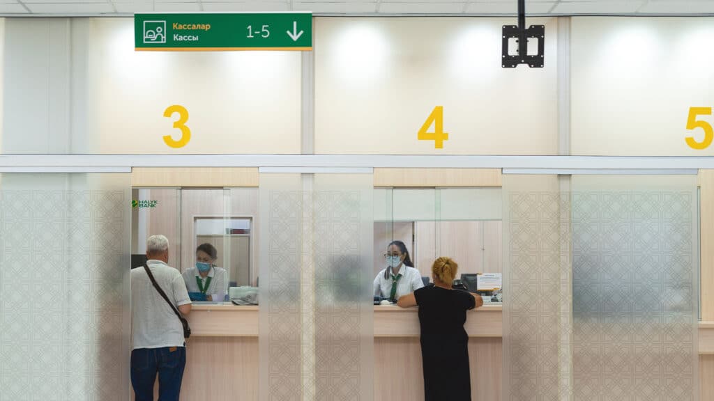 Отделения казахстанских банков приостановят работу на День столицы, но не все