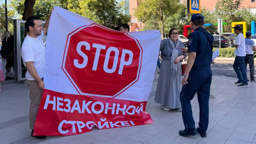 В Астане у здания "Астанагенплан" собрались жители